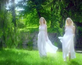 Denisa Nesvacilova nude, Tereza Valtova, Hana Vagnerova naked- Miluji te modre (2017)