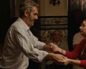 Carme Juan nude - El escarabajo al final de la calle (2018)