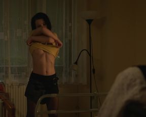 Martina Kratka nude - Jak basnici cekaji na zazrak (2016)