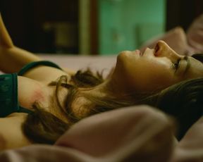 Natalia Belitski - Parfum s01e04 (2018) Naked actress in a "topless" scene