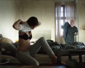 Natalia Belitski - Familie s01e01 (2016) Nude film scenes