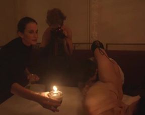 Saralisa Volm, Carolina Thiele nude - Shakespeares letzte Runde (2016)