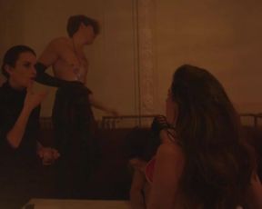 Saralisa Volm, Carolina Thiele nude - Shakespeares letzte Runde (2016)