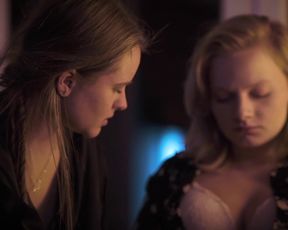 Julia Kalinowska, Jagoda Tymorek - Kostka smalcu z bakaliami (2017) Сut nude scene