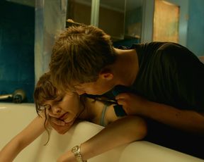 Lisa Vicari, Zoe Straub - Isi _ Ossi (2019) Sexy movie scene