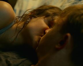 Lisa Vicari, Zoe Straub - Isi _ Ossi (2019) Sexy movie scene