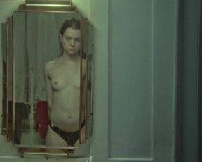 Esme Creed-Miles sexy - Jamie (2020)