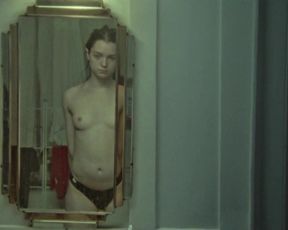 Esme Creed-Miles sexy - Jamie (2020)