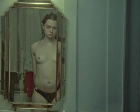 Esme Creed-Miles sexy - Jamie (2020)