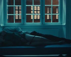 Marie Bach Hansen nackt - En flirt (2019)