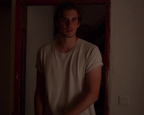 Lola Saint-Gilles sexy - Adele en aout (2016)