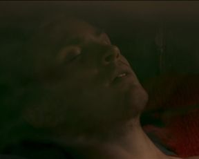 Svenja Jung nude - Die Mitte der Welt (2016)