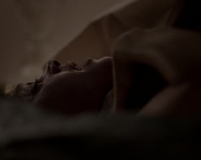 Gillian Alexy – The Americans s03e01 (2015) Censorship nude scene