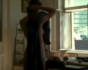 Elisabeth Umlauft - Gehen am Strand (2013)