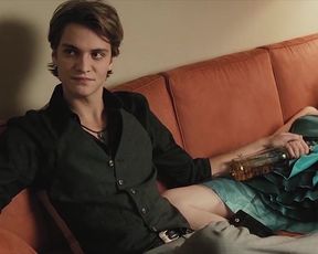Mischa Barton nude, Emily Meade sexy – Assassination of a High School President (2008)