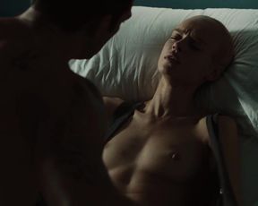 Kasia Smutniak, Carolina Crescentini Nude - Allacciate le cinture (IT 2014)