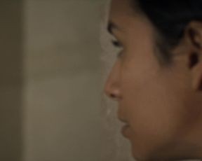 Alicia Jaziz Topless, Shower, Bath Scene in TV Show 'Ingobernable'