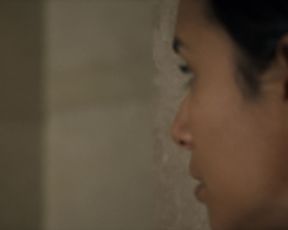 Alicia Jaziz Topless, Shower, Bath Scene in TV Show 'Ingobernable'