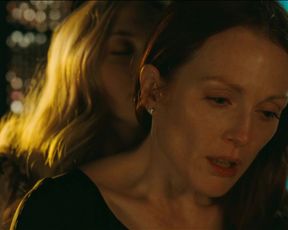 Amanda Seyfried hot, Julianne Moore nude - Chloe (2009)