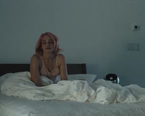 Jemima Kirke, Lola Kirke. Julie McCullough nude - Untogether (2018)