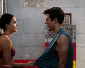 Melissa Barrera nude - Vida s02e05 (2019)