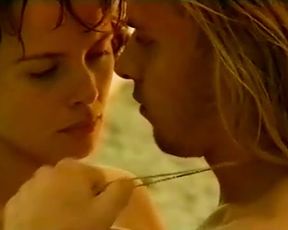 Izabella Scorupco nude, Erika Hoghede nude – Petri tarar (1995)