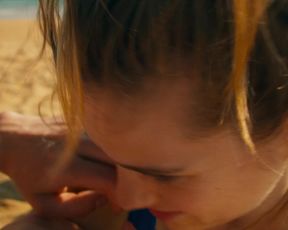 Noemie Schmidt nude - Paris est a nous (2019)