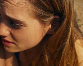 Noemie Schmidt nude - Paris est a nous (2019)