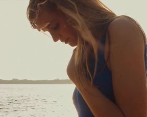 Noemie Schmidt nude - Paris est a nous (2019)