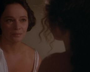 Laura Antonelli, Clelia Rondinella Nude - La Venexiana (1986)