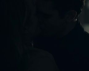 Elisabeth Moss naked - The Handmaid's Tale s02e02 (2018)