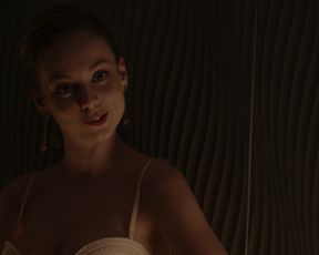 Danna Paola, Ester Exposito nude - Elite s01e01 (2018)