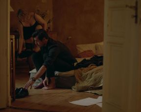 Elisabeth Moss naked - The Square (2017)