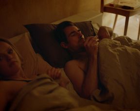 Elisabeth Moss naked - The Square (2017)