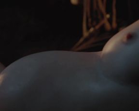 Carice Van Houten GAME OF THRONES (S02 E04)