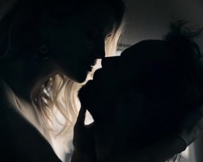 Ellen Hollman nude - Six s01e03 (2017) side boob