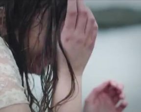 Maria Winther Olsen, Elin Morkore Dalberg Nude - Som engle vi falder (2014)