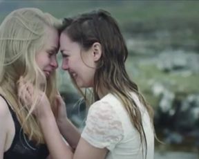 Maria Winther Olsen, Elin Morkore Dalberg Nude - Som engle vi falder (2014)