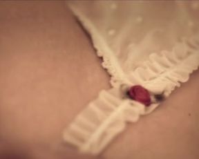 Maria Winther Olsen, Elin Morkore Dalberg Nude - Som engle vi falder (2014)