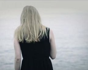 Maria Winther Olsen, Elin Morkore Dalberg Nude - Som engle vi falder (2014)