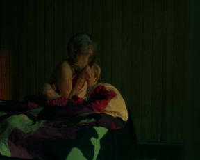 Pihla Viitala, Malla Malmivaara nude - Kaiken Se Kestaa (2017)