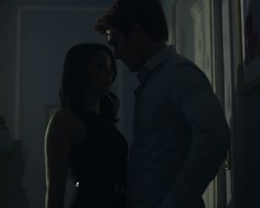 Lili Reinhart – Riverdale s01e13 (2017)