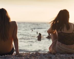 Caro Cult, Amelie Plaas Link nude - Interrail (2018)