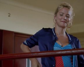 Virginie Efira - Une famille a louer (2015) Сut erotic scene