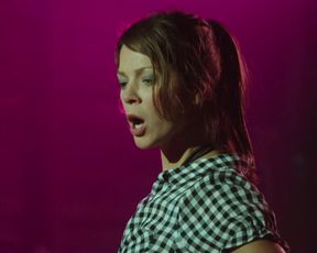 Jessica Schwarz sexy strip - Stadtlandliebe (2016)