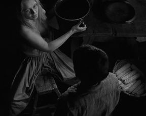 Julia Vidrnakova – Nabarvene ptace (2019) celebrity naked