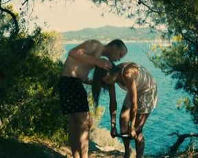 Denisa Pfauserova nude - Prazdniny v Provence (2016)