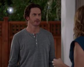 TV show scene Jenna Fischer hot - Splitting Up Together s01e04 (2018) 