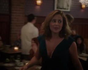 TV show scene Jenna Fischer hot - Splitting Up Together s01e04 (2018) 