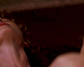 Hot scene Charlize Theron, Connie Nielsen - THE DEVIL'S ADVOCATE 